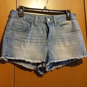 So; frayed denim shorts